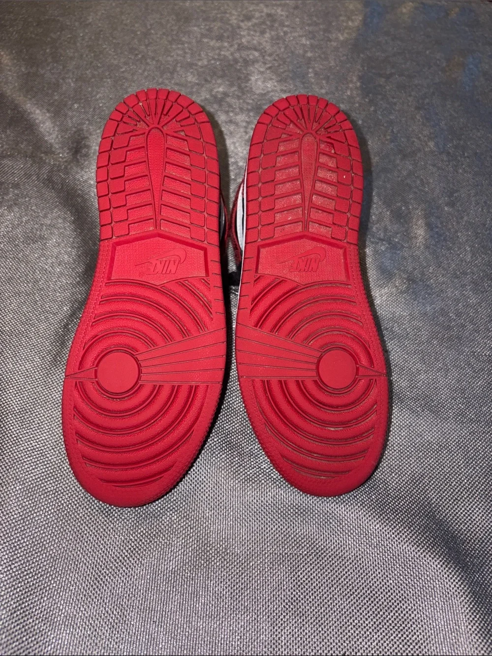 Jordan 1 High Og Rubys size 3Y